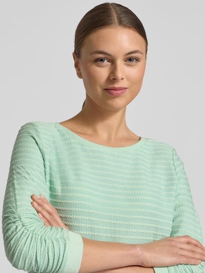 Vrouwenmodel draagt Shaped Fit Sweatshirt uit katoen-viscose-mix van Tom Tailor Denim, mintgroen jacquard met streepstructuur, crew neck, geribde boorden, unicolor, Nahaufnahme bovenlichaam.