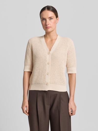 Frauenmodel trägt Cardigan mit V-Ausschnitt Modell 'Temmy' von Someday aus Material-Mix mit Baumwoll-Anteil, Knopfleiste, 1/2-Arm, Regular-Fit in Beige und Braun, strukturierte Oberfläche, Ganzkörperansicht von vorne.