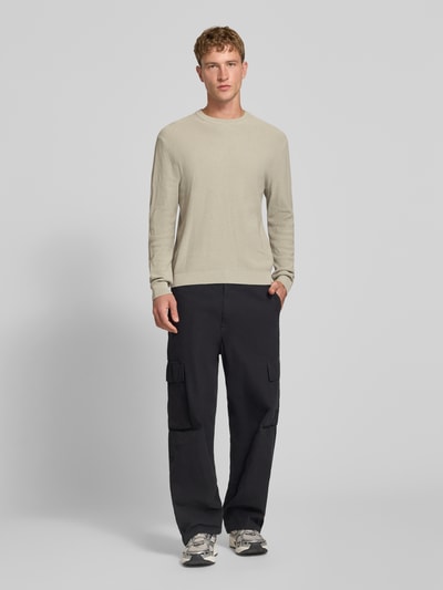 Männermodel trägt Regular Fit Pullover aus reiner Baumwolle Modell 'TONY' von ONLY & SONS in Beige, glatte Textur, Ganzkörperansicht von vorne.