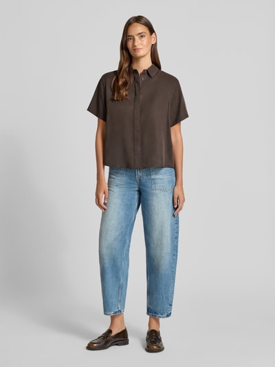 Frauenmodel trägt Regular Fit Hemdbluse mit 1/2-Arm Modell 'MINA' von Samsøe Samsøe aus Lyocell, Kentkragen, verdeckte Knopfleiste, Rückenlänge 59 cm, Ärmellänge 21 cm, Ganzkörperansicht von vorne.