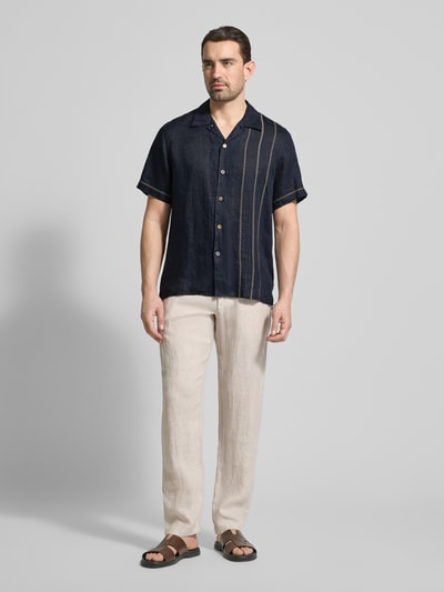 Männermodel trägt Casual Fit Leinenhemd mit Stitchings von PAUL SMITH, dunkelblau, Knopfleiste, Reverskragen, Ganzkörperansicht von vorne. Rückenlänge 75 cm, Schulterbreite 45 cm, Ärmellänge 25 cm, reine Leinen, für Herren.