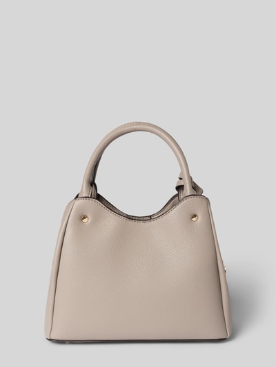 Produktfoto, beigefarbene Handtasche mit Label-Applikation Modell 'ECO MERIDIAN II' von Guess, Hauptfach mit Reißverschluss, Tragehenkel, Schulterriemen, Maße 30 cm Breite, 21 cm Länge, 12 cm Tiefe, 122 cm Schulterriemenlänge, glatte Struktur, schlichte Form, für Damen