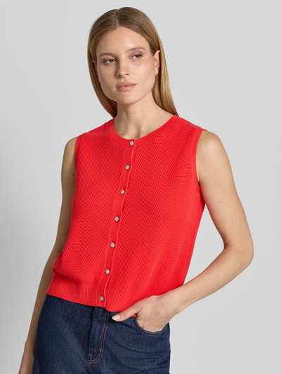 Frauenmodel trägt Weste mit Strukturmuster von Christian Berg Woman in Rot aus Reine Baumwolle, Regular-Fit, Rundhalsausschnitt, Knopfleiste, Rückenlänge bei Größe S 50 cm, Nahaufnahme Oberkörper.