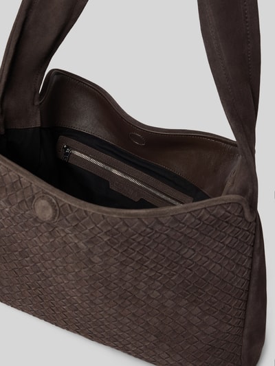Produktfoto, torebka 'Handtasche mit Webmuster und Schulterriemen' von COMMA, brązowy kolor, tkany wzór, Główna przegroda z zapięciem na magnes, przegródka wewnętrzna zapinana na zamek błyskawiczny, szerokość w rozmiarze 1: 48 cm, długość w rozmiarze 1: 30 cm, głębokość w rozmiarze 1: 10 cm, długość paska na ramię w rozmiarze 1: 78 cm