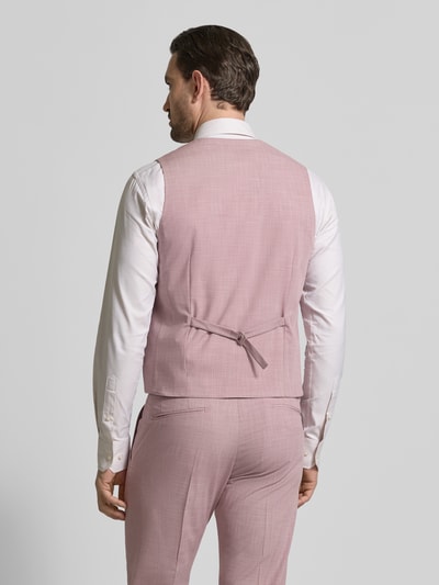 Männermodel trägt Regular Fit Weste mit Viskose-Anteil Modell 'Vitra' von CINQUE in Rosa, feine Textur, Ganzkörperansicht Rückansicht.