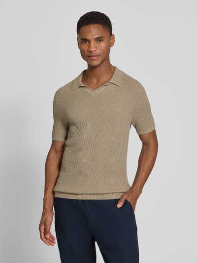 Männermodel trägt Slim Fit Strick-Poloshirt mit Strukturmuster von bugatti, beigefarbener Baumwoll-Mix, V-Ausschnitt, Nahaufnahme Oberkörper.