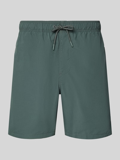 Produktfoto, zielone spodenki kąpielowe z naszywką z logo, krój loose fit, elastyczny pas z trokiem, z tyłu kieszeń z wypustką, model 'Mike' od Shiwi