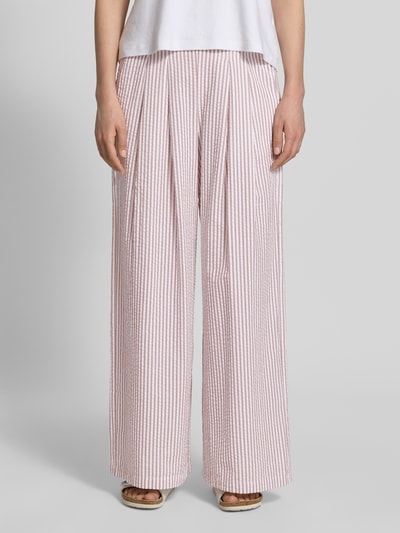 Kobiece modelka nosi Wide Leg Hose mit elastischem Bund von Apricot z bawełny, wzór na całej powierzchni, szerokość w rozmiarze S 37 cm, długość wewnętrzna nogawki 73 cm, widok całej sylwetki z przodu.