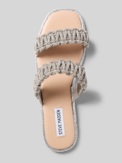 Produktfoto, Slides mit Strasssteinbesatz Modell 'Nyssa' von Steve Madden in Beige und Silber, abgerundete Form, strukturierte Sohle, flacher Absatz, Damen Slides, Draufsicht.