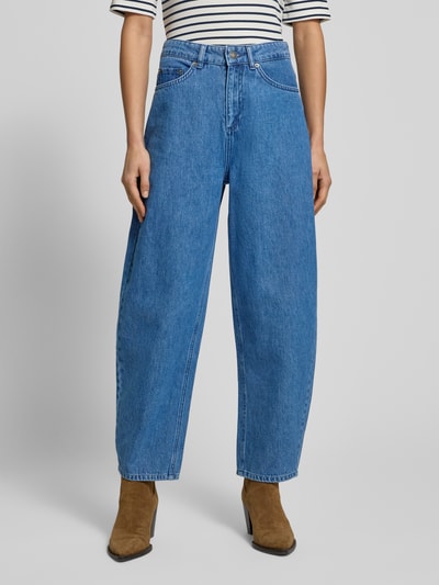 Frauenmodel trägt Barrel-Leg-Fit Jeans - curated by Tinvcb von SIC, mittleres Blau, weitem Bein, Eingrifftaschen, Ganzkörperansicht von vorne.