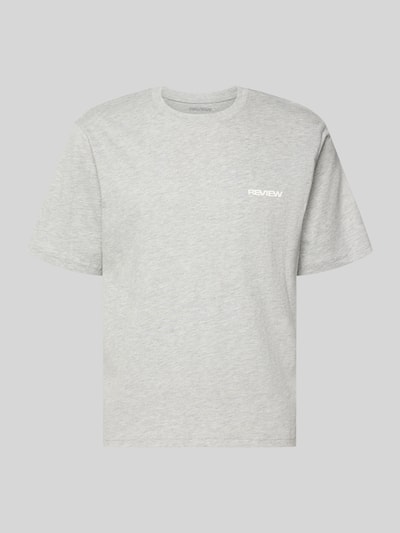 Produktfoto, graues T-Shirt mit Logo und Rundhalsausschnitt von REVIEW, Baumwoll-Viskose-Mix, Regular Fit, neutrale Oberfläche