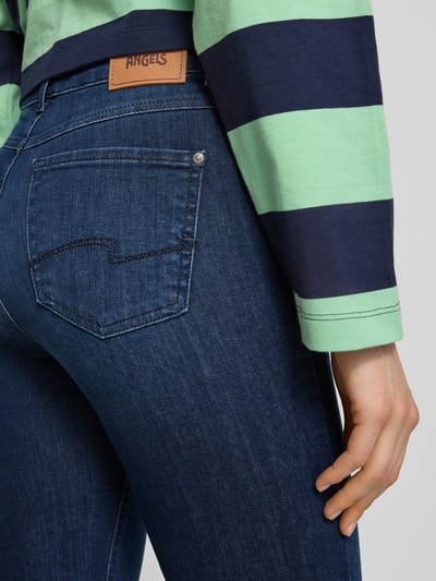 Vrouwenmodel draagt Slim Fit Jeans im 5-Pocket-Design Modell 'CICI' van Angels in katoenmix met stretch, donkere blauwnuance, detailopname rugzak.