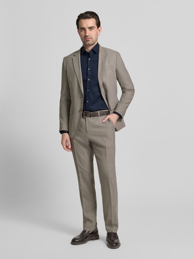 Männermodel trägt Regular Fit Businesshemd aus Baumwolle-Mix mit Kentkragen von OLYMP, dunkelblau, Strukturmuster, Ganzkörperansicht von vorne.