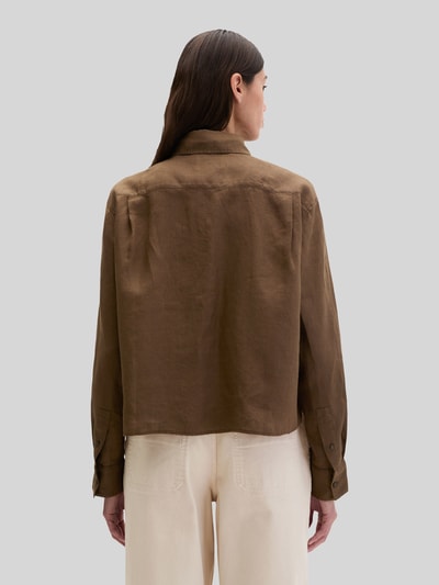Frauenmodel trägt Relaxed Fit Hemdbluse aus reinem Leinen von Marc O'Polo, Optik: Unifarben, Material: Leinen, Ganzkörperansicht Rückansicht.
