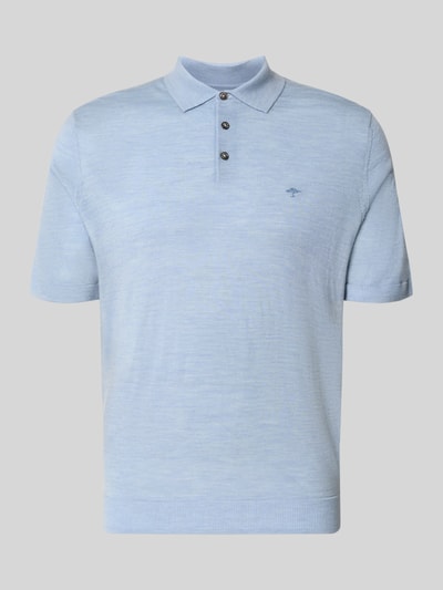 Produktfoto, Regular Fit Poloshirt aus reiner Baumwolle in Strick-Optik von Fynch-Hatton, jasnoniebieski, bawełna, krój regular fit, imitacja dzianiny, kołnierzyk polo, z krótkim rękawem, długość tyłu w rozmiarze M: 67 cm