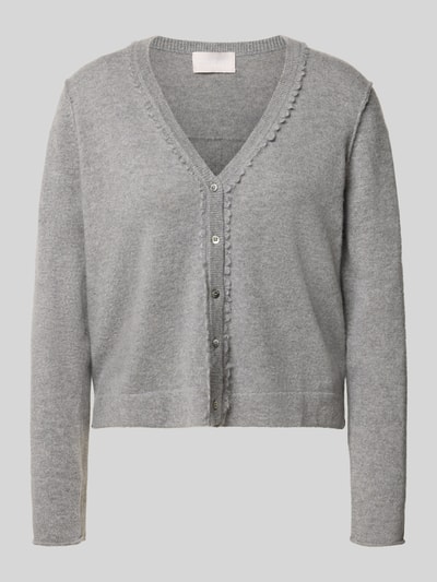 Produktfoto, Strickjacke aus reinem Kaschmir mit überschnittenen Schultern von Hemisphere, regular Fit, durchgehende Knopfleiste, langärmliges Design in hellgrauer Farbe, feine Strickstruktur, Rückenlänge 53 cm, Ärmellänge 61 cm