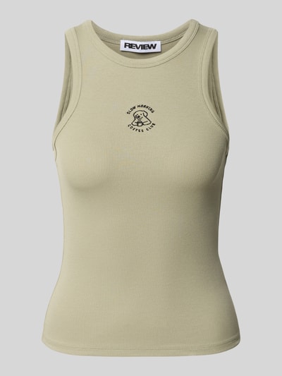 Produktfoto, Tanktop mit Rundhalsausschnitt von REVIEW aus Baumwoll-Elasthan-Mix, eng anliegende Passform, Feinripp, beige Farbe.