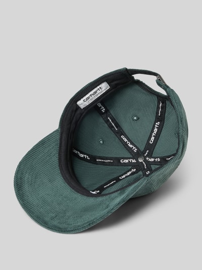 Produktfoto, zielona Basecap mit Label-Stitching von Carhartt Work In Progress z bawełny, haftowane otwory, regulowane zapięcie, usztywniany daszek, widoczna faktura tkaniny