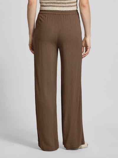 Frauenmodel trägt Regular Fit Weite Hose aus Viskose-Leinen-Mix Modell 'VIVA-GULIA' von Selected Famme, Optik: Unifarben, Flammgarn, seitliche Eingrifftaschen, Bundabschluss: elastisch, Verschluss: Tunnelzug, Materialverarbeitung: Viskose-Leinen-Mix, Ganzkörperansicht Rückansicht.