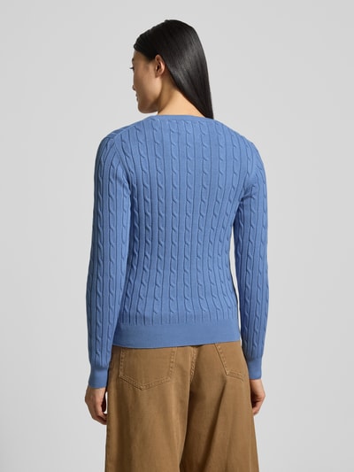 Kobiece modelka nosi Strickpullover mit Zopfmuster und Label-Stitching od Gant, niebieski, bawełna ze stretchem, slim fit, widok z tyłu.