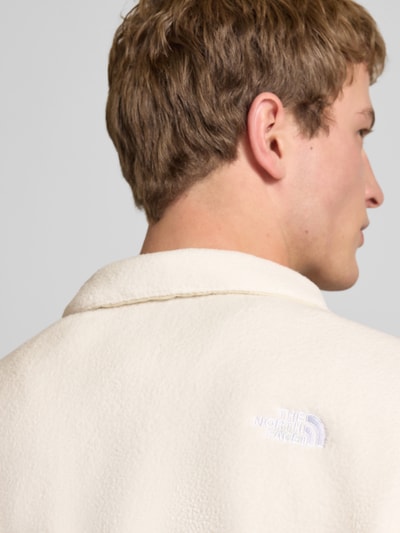 Männermodel trägt Fleecejacke mit Napoleontasche Modell 'YUMIORI' von The North Face in Beige, strukturierte Textur, Rückenansicht