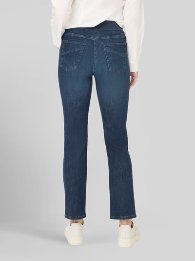 Frauenmodel trägt Straight Fit Jeans mit elastischem Bund von Raphaela by Brax, dunkelblau, Baumwoll-Mix, 5-Pocket, Ganzkörperansicht Rückansicht