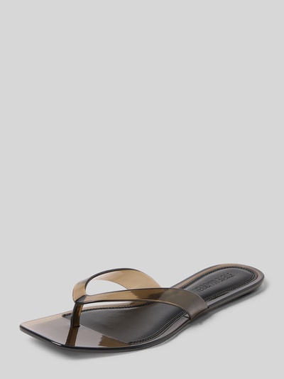 Produktfoto, Flip-Flops in semitransparentem Design von Steve Madden, eckige Passform, Zehentrenner, glatte Sohle, Absatzhöhe 1 cm, Größe 40