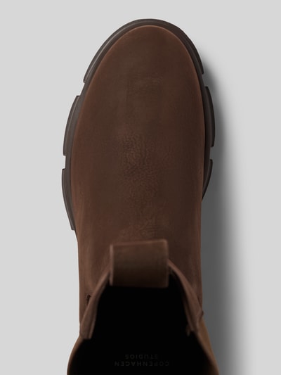 Produktfoto, Lederstiefel mit Label-Detail von Copenhagen, brązowa naturalna skóra, zaokrąglony czubek, fakturowana podeszwa, wysokość obcasa 5 cm, wysokość cholewki 23 cm, szerokość w rozmiarze 39: 13 cm