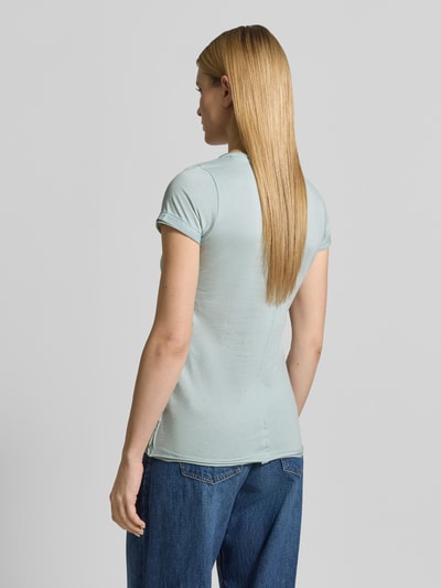 Frauenmodel trägt damski t-shirt z bawełny, krój regular fit, dekolt w serek, brustasza, model 'GS23' od G.I.G.A. DX, długość tyłu 64 cm w rozmiarze 36, jasnoniebieski kolor, gładka tekstura, całkowity widok od tyłu