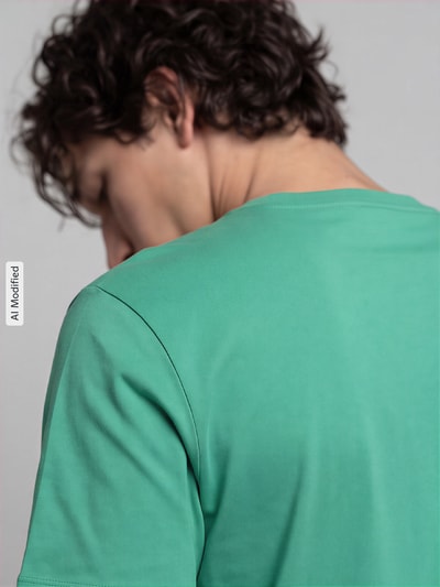 Männermodel trägt Regular Fit T-Shirt aus reiner Baumwolle Modell 'EVERYDAY SOFT' von GAP in Grün mit glatter Textur, Nahaufnahme Rückenansicht, KI-modifiziertes Bild. Rückenlänge bei Größe M: 67 cm.