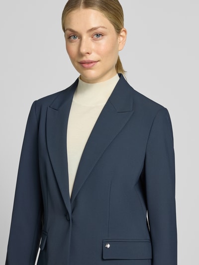 Modelka nosi Regular Fit Blazer mit Reverskragen Modell 'Leonora' von MOS MOSH, zapięcie na guzik, kolor ciemnoniebieski, gładka faktura, Długość tyłu w rozmiarze 36: 66 cm, Szerokość w rozmiarze 36: 40 cm, Długość rękawów w rozmiarze 36: 62 cm, półzbliżenie górnej części ciała.