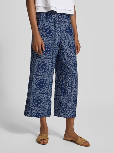 Frauenmodel trägt Relaxed Fit Culotte aus Viskose-Mix von s.Oliver RED LABEL in Dunkelblau mit weißem Paisley-Muster, Nahaufnahme Unterkörper. Damen Culotte von s.Oliver RED LABEL.