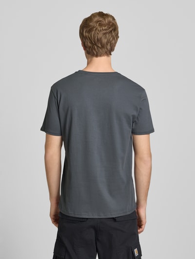 Männermodel trägt T-Shirt mit Logo und Rundhalsausschnitt von Alpha Industries, Reine Baumwolle, Regular-Fit, Rückenlänge 68 cm, Ganzkörperansicht Rückansicht