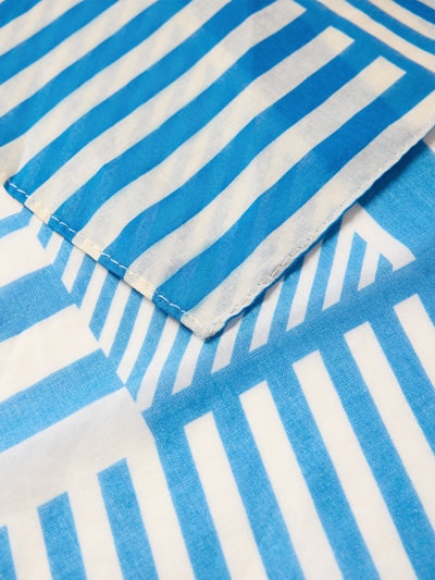 Produktfoto, Bandana in quadratischem Design von Jake*s Casual, blau-weiß gestreift, semitransparent, Label-Detail, weiche Textur