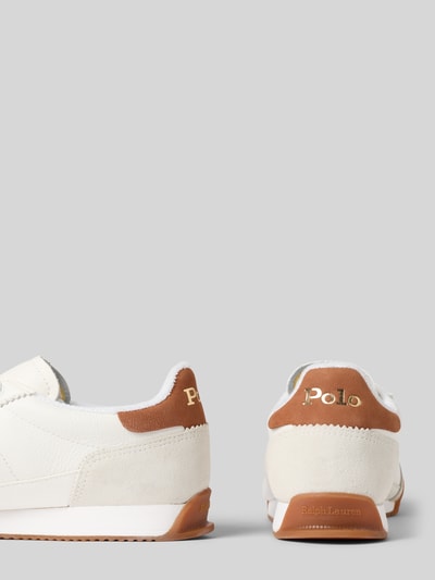 Productfoto, Low Top Sneaker uit echt leer model 'HESTER' van Polo Ralph Lauren, effen wit met afgeronde neus, platte zool, labelprint en logo-stiksel, vetersluiting, gestructureerde zool, detail van logo op hiel.
