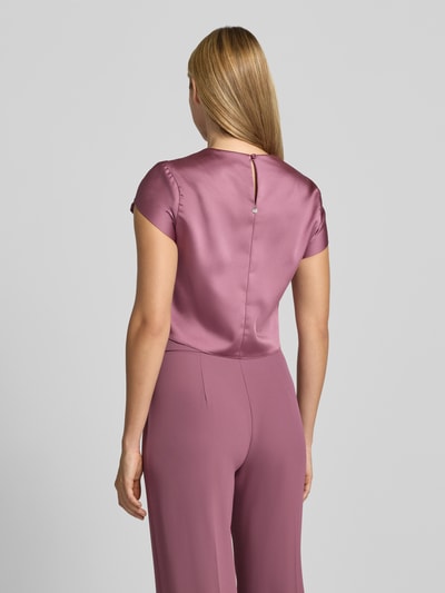 Frauenmodel trägt Bluse aus Satin von Rinascimento in Flieder, Material-Mix mit Stretch, Rückseitiger Knopfverschluss, Ganzkörperansicht Rückansicht.