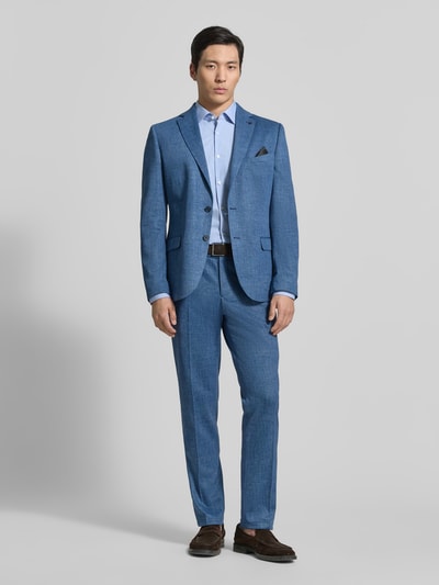 Männermodel trägt blauw Slim Fit 2-knoops colbert met klepzakken model 'Nick' van Zuitable in katoenmix met reverskraag, ganzkörperansicht von vorne. Heren 2-knoops colbert, ruglengte maat 50: 71 cm, schouderbreedte: 45 cm, mouwlengte: 67 cm.