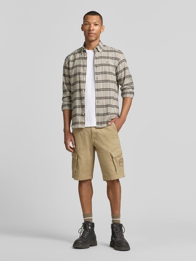 Männermodel trägt Bermudas mit Pattentaschen und Label-Stitchings von PME Legend in Beige, Straight Fit, Ganzkörperansicht von vorne, seitliche Eingrifftaschen, Knopf- und Reißverschluss, Motiv- und Label-Stitchings, Gesäßtaschen, Label-Details, Bundweite 41 cm, Innenbeinlänge 26 cm.