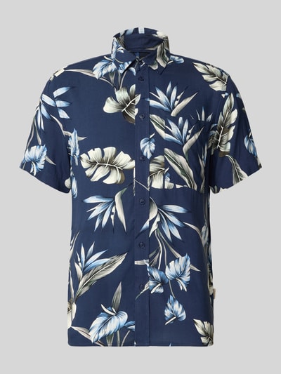 Produktfoto, Regular Fit Freizeithemd aus Viskose Modell 'AMELO' von Blend im Allover-Look mit Kentkragen, dunkelblau mit weißen und hellblauen floralen Mustern, glatte Textur, Rückenlänge bei Größe M 72 cm, Schulterbreite 45 cm, Ärmellänge 22 cm.