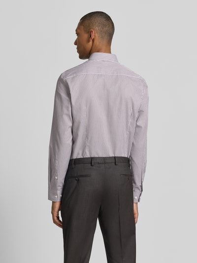 Männermodel trägt Slim Fit Business-Hemd mit Kentkragen von Jake*s, Reine Baumwolle, schmale Streifen, Sportmanschetten, abgerundeter Saum, Rückenlänge 78 cm, Schulterbreite 47 cm, Ärmellänge 66 cm, Ganzkörperansicht Rückansicht.