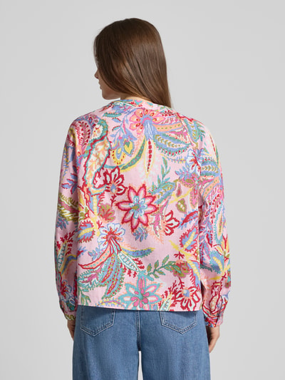 Vrouwenmodel draagt 'Blusenshirt mit Rundhalsausschnitt' van Milano Italy, roze met kleurrijke bloemen, pure katoen, losse fit, ruglengte 59 cm, mouwlengte 57 cm. Volledige achteraanzicht.