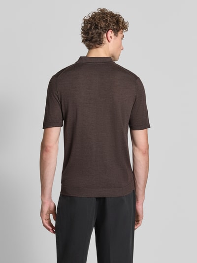 Męski model nosi Regular Fit Poloshirt aus reiner Baumwolle in Strick-Optik von Fynch-Hatton, brąz, imitacja dzianiny, kołnierzyk polo, z krótkim rękawem, Długość tyłu w rozmiarze M: 67 cm, Ganzkörperansicht Rückansicht