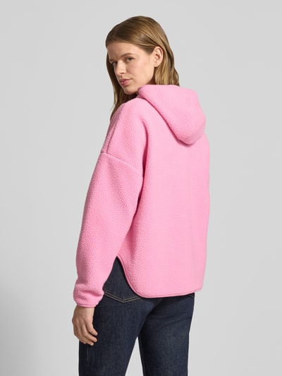 Frauenmodel trägt Hoodie aus Teddyfell Modell 'COZY' von Noisy May, Damen, Regular Fit, Reißverschluss, rosa, Ganzkörperansicht Rückansicht.