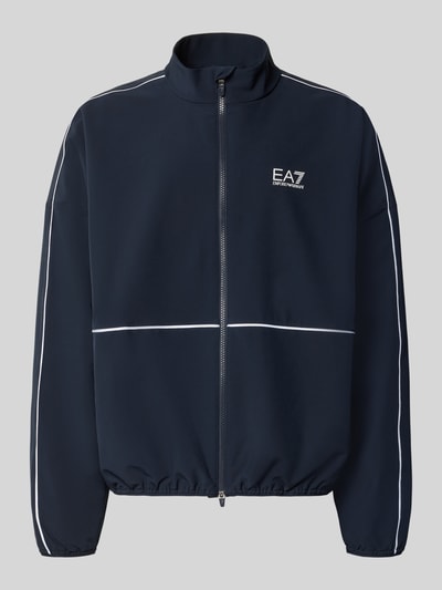 Produktfoto, Bomberjacke mit Stehkragen und Logo-Print von EA7 Emporio Armani in Dunkelblau, Zweiwege-Reißverschluss, elastische Abschlüsse, weißer Akzent, Funktionsgewebe