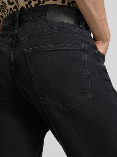 Männermodel trägt Straight Fit Jeans aus Baumwoll-Mix von Marc O'Polo DENIM in Schwarz, glatte Textur, Nahaufnahme Rückansicht.