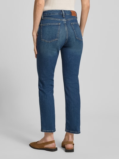 Frauenmodel trägt Shaped Fit T-Shirt aus reiner Baumwolle von Lauren Ralph Lauren, Optik: Unifarben, Passform: Shaped Fit, Rundhals, Puffärmel, Materialverarbeitung: Jersey, Material: reine Baumwolle, Ganzkörperansicht Rückansicht.
