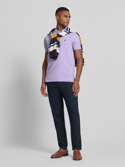 Männermodel trägt Slim Fit Poloshirt aus Baumwoll-Mix von Polo Ralph Lauren, Optik: Unifarben, Logo-Detail, Piqué, Ganzkörperansicht von vorne.
