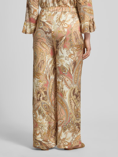 Frauenmodel trägt Stoffhose aus Viskose mit Paisley-Muster Modell 'Pia' von monari in Beige- und Brauntönen, Regular-Fit, elastischer Bund, Bundweite bei Größe 36: 34 cm, Innenbeinlänge bei Größe 36: 83 cm, Ganzkörperansicht Rückansicht.