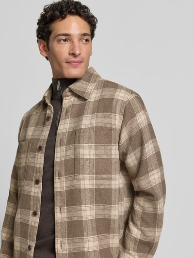 Männermodel trägt Regular Fit Freizeithemd mit Woll-Viskose-Anteil Modell 'OLE PABLO' von Selected, kariertes Muster in Beige und Braun, Herren Freizeithemd, Nahaufnahme Oberkörper.
