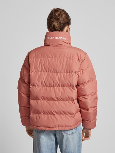 Helly Hansen Pikowana kurtka z kapturem z nadrukiem z logo Brudnoróżowy 5